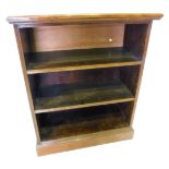 An early 20thC walnut open bookcase, with two adjustable shelves, 112cm high, 88cm wide, 42cm deep.