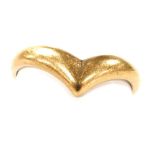 A 9ct gold wishbone ring, size O/P, 1.4g.