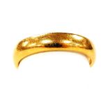 A 22ct gold wedding band, size I, 4.7g.
