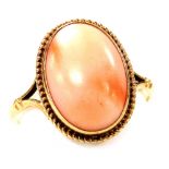 A 9ct gold and cabochon coral ring, size O, 2,5g.