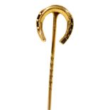 An Edwardian tie pin formed as a horseshoe, yellow metal, stamped 15, 3.1g.