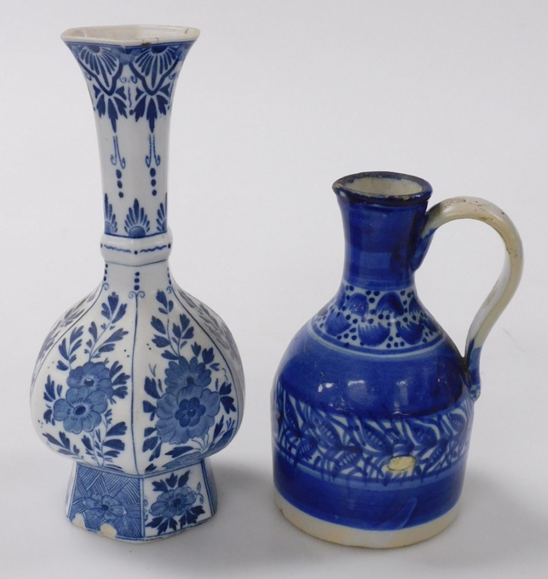 A pair of Qing Dynasty blue and white cylindrical porcelain vases, decorated with flowers, 24cm high - Image 6 of 11