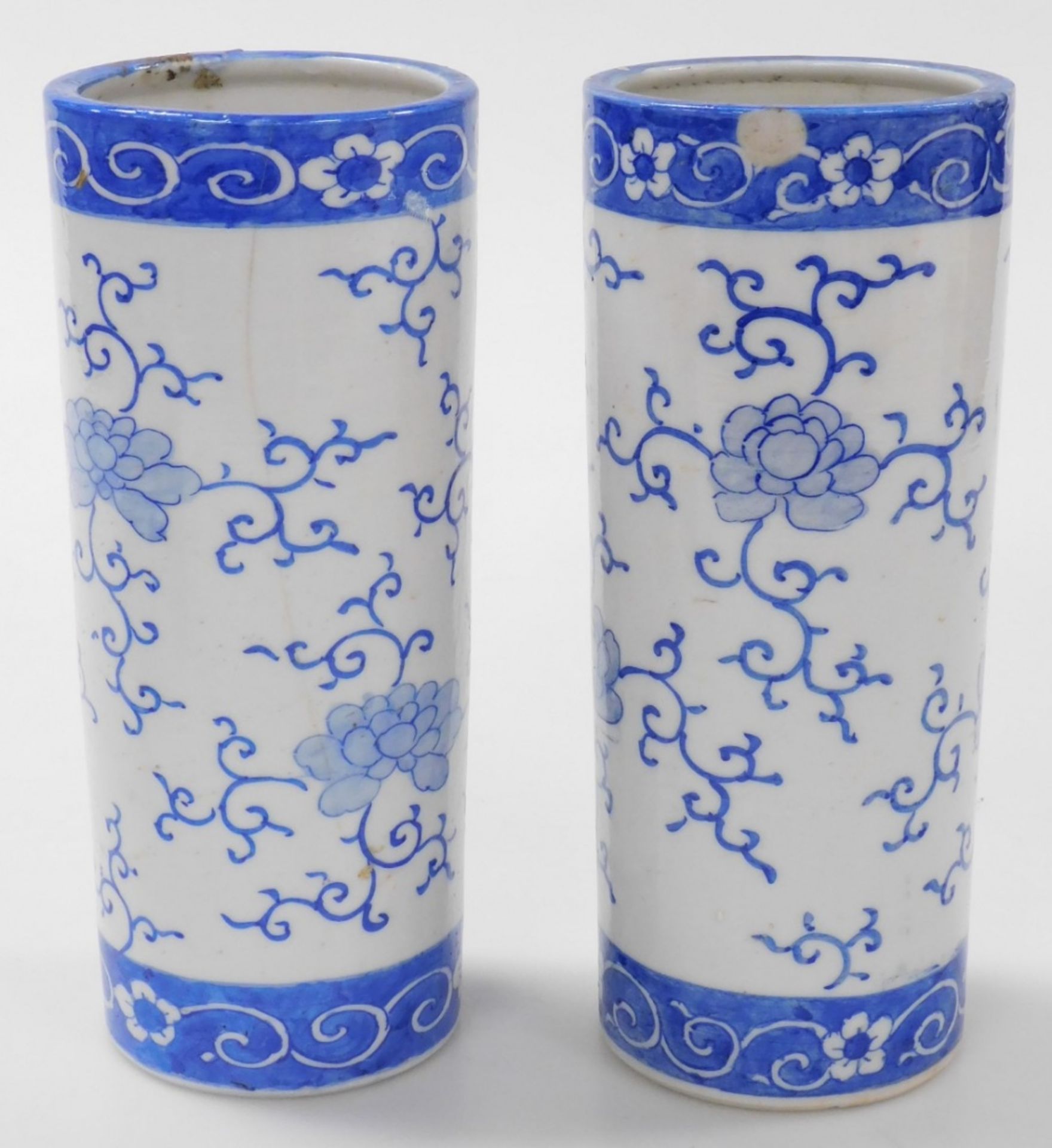 A pair of Qing Dynasty blue and white cylindrical porcelain vases, decorated with flowers, 24cm high - Image 2 of 11