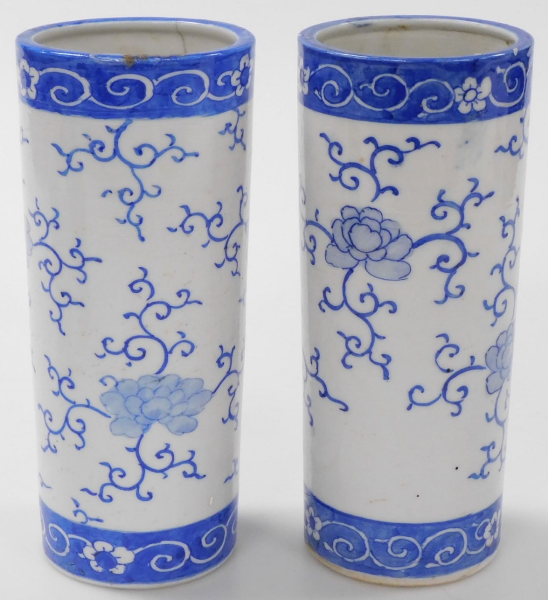 A pair of Qing Dynasty blue and white cylindrical porcelain vases, decorated with flowers, 24cm high - Image 3 of 11