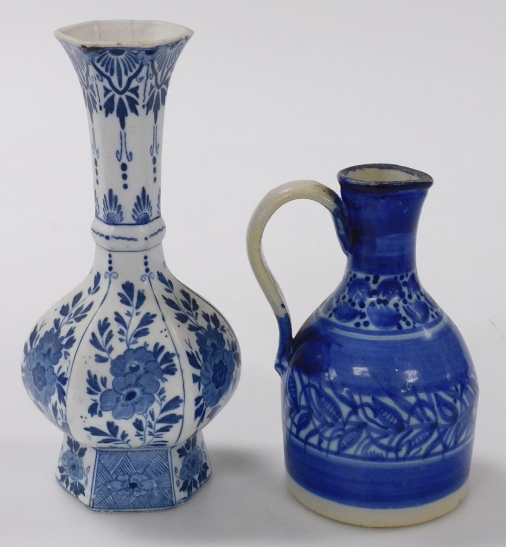 A pair of Qing Dynasty blue and white cylindrical porcelain vases, decorated with flowers, 24cm high - Image 7 of 11