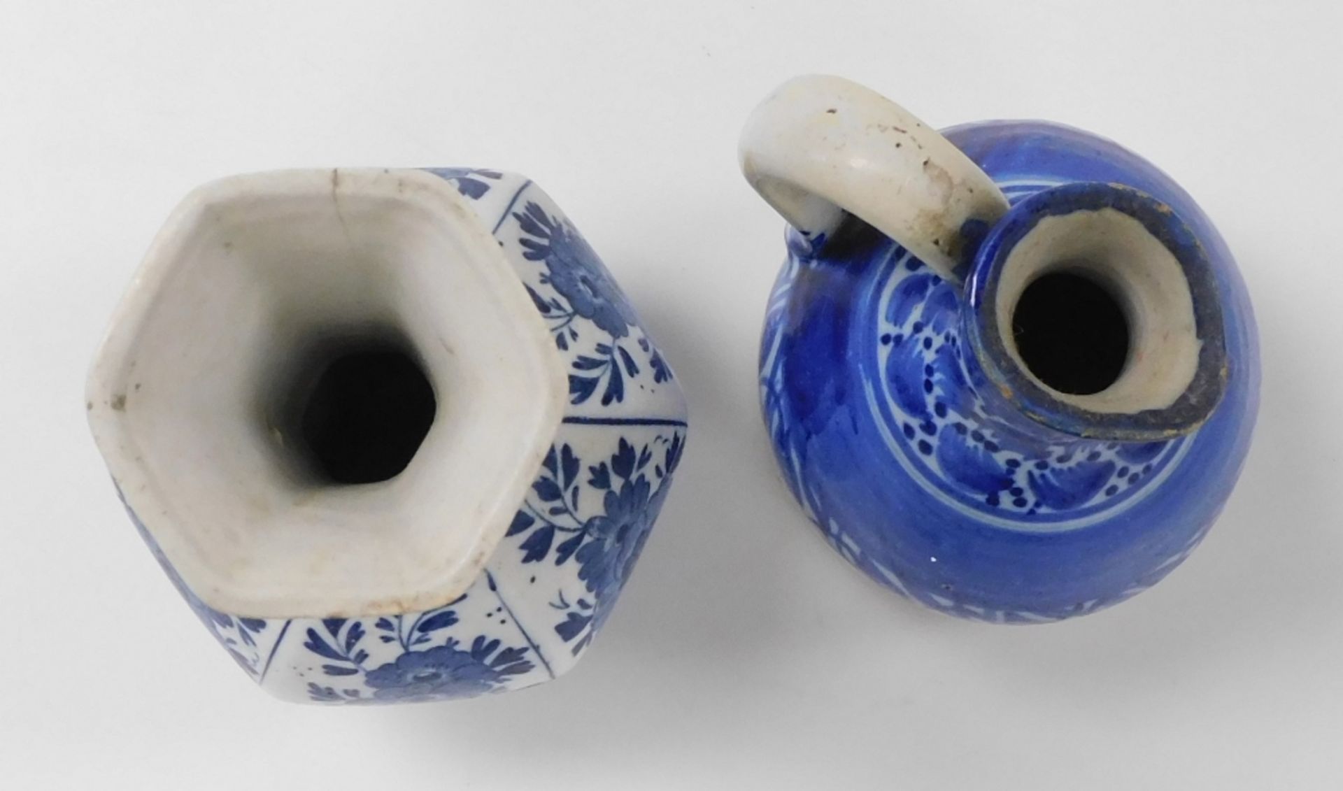 A pair of Qing Dynasty blue and white cylindrical porcelain vases, decorated with flowers, 24cm high - Image 8 of 11