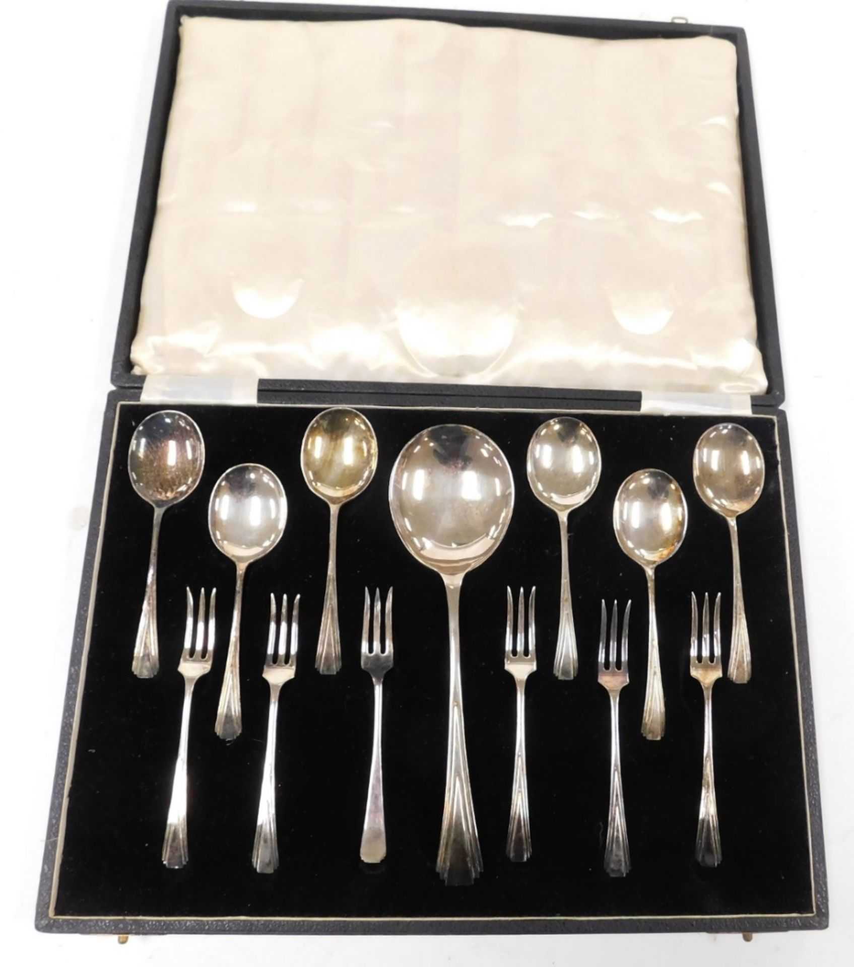 An early 20thC silver plated dessert service, comprising a large fruit and six smaller spoons, and s