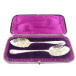 A cased pair of Victorian silver berry spoons, each with fluted top and berry bowl, London 1869, 3.5