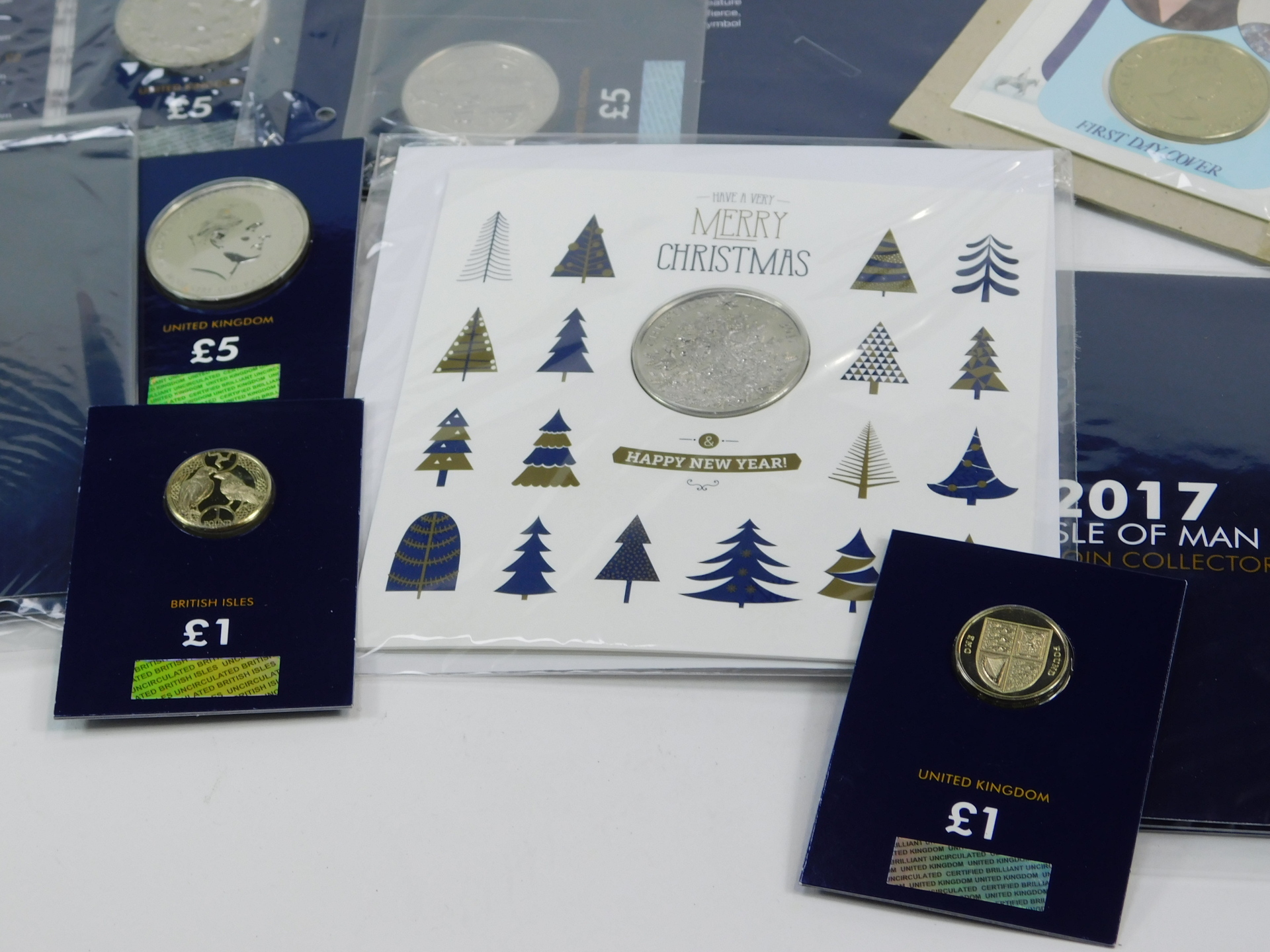 A group of collector's coin packs, comprising Merry Christmas Christmas Tree 2017, The One Pound 201 - Image 3 of 3