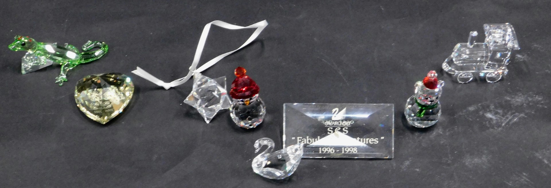 Various Swarovski crystal ornaments, SCS Fabulous Creatures plaque, 6cm wide, green and red lizard,