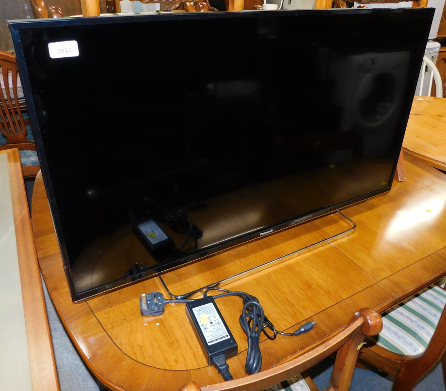 A Panasonic 40" colour television, with wire, TX-40FS503B.
