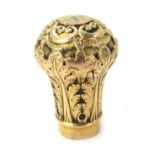 A scent bottle stopper or seal top, in silver gilt with floral decoration with central hammered deco