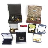 A quantity of gentleman's jewellery, comprising cuff links, collar studs, and tie clips. (1 tray)