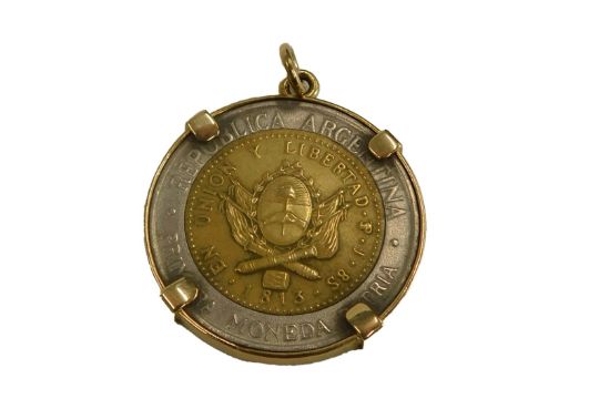 A Republica of Argentina coin pendant, 1994, in a yellow metal frame, marked 375, 8.3g all in. - Image 1 of 2