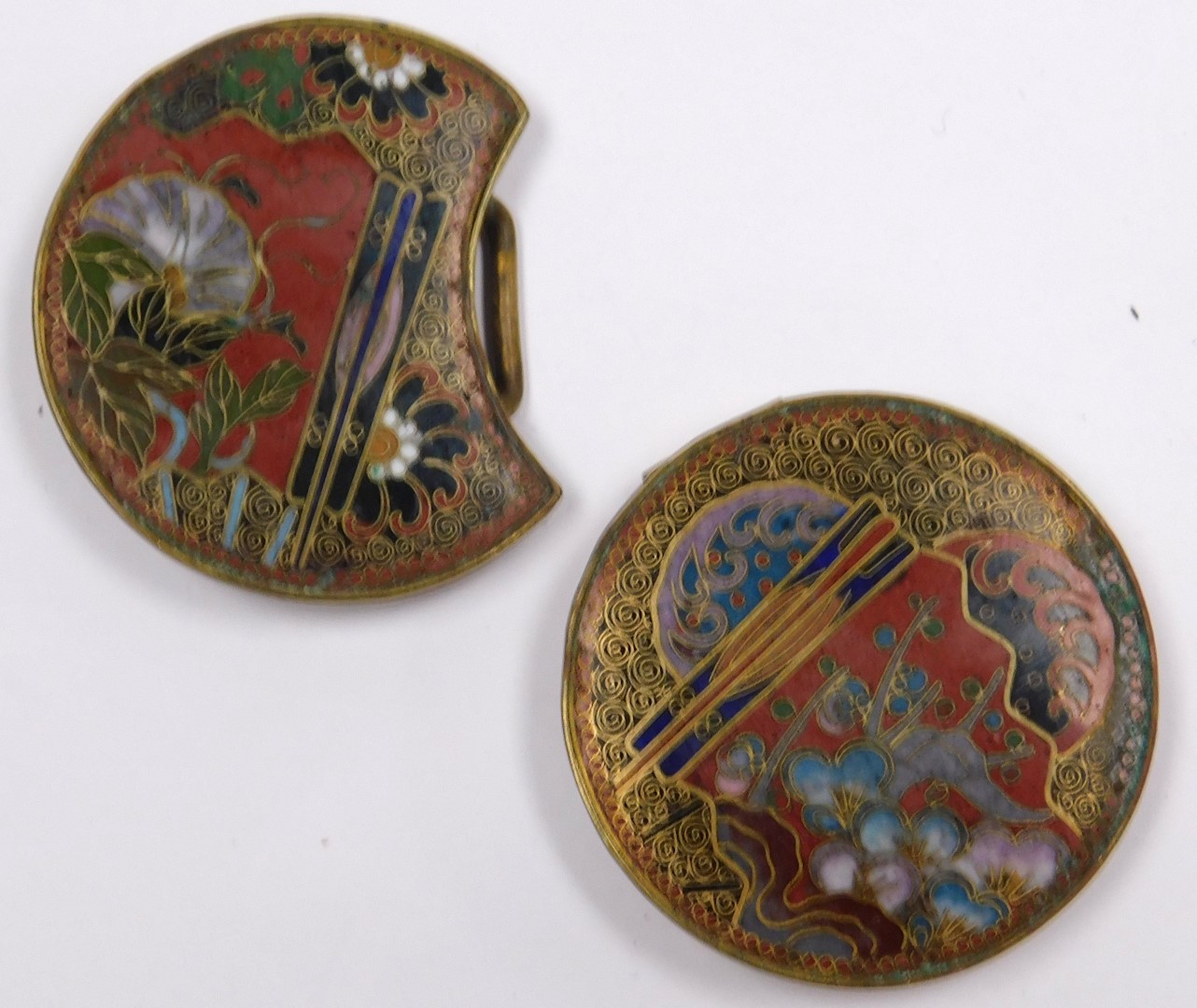 A Japanese Meiji period cloisonne enamel belt buckle, of circular and crescent shaped interlocking d - Image 2 of 2