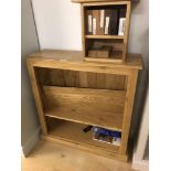 An oak bookcase. Note: VAT is payable on the hammer price of this lot at 20%.