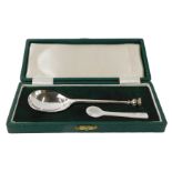 A George V silver seal top spoon, London 1923, 1.06oz, in fitted case with small mother of pearl spo