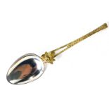 An Elizabeth II Stuart Devlin silver spoon, with a hook and bark effect handle, mounted with a bee i