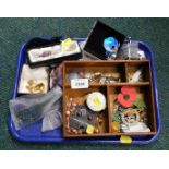 Jewellery and effects, cap badges, cufflinks, stylised leaf brooch, etc. (1 tray)
