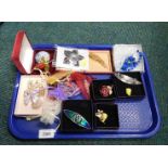 A quantity of costume brooches, hair clips, etc. (1 tray)