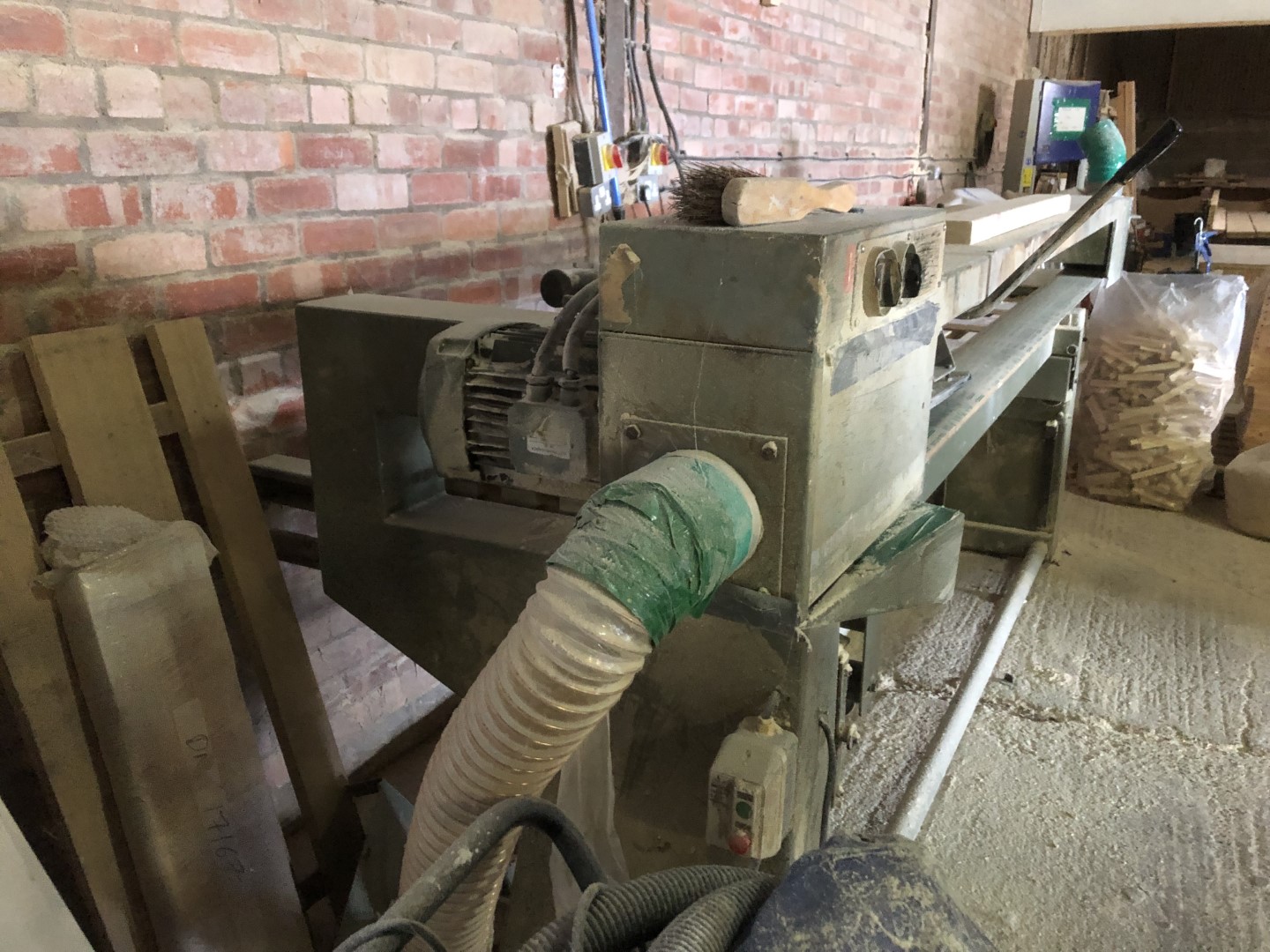 A belt sander. - Image 2 of 2