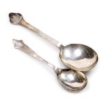 A George V silver trefoil spoon, engraved with a coat of arms and motto "Speed, Strength and Truth U