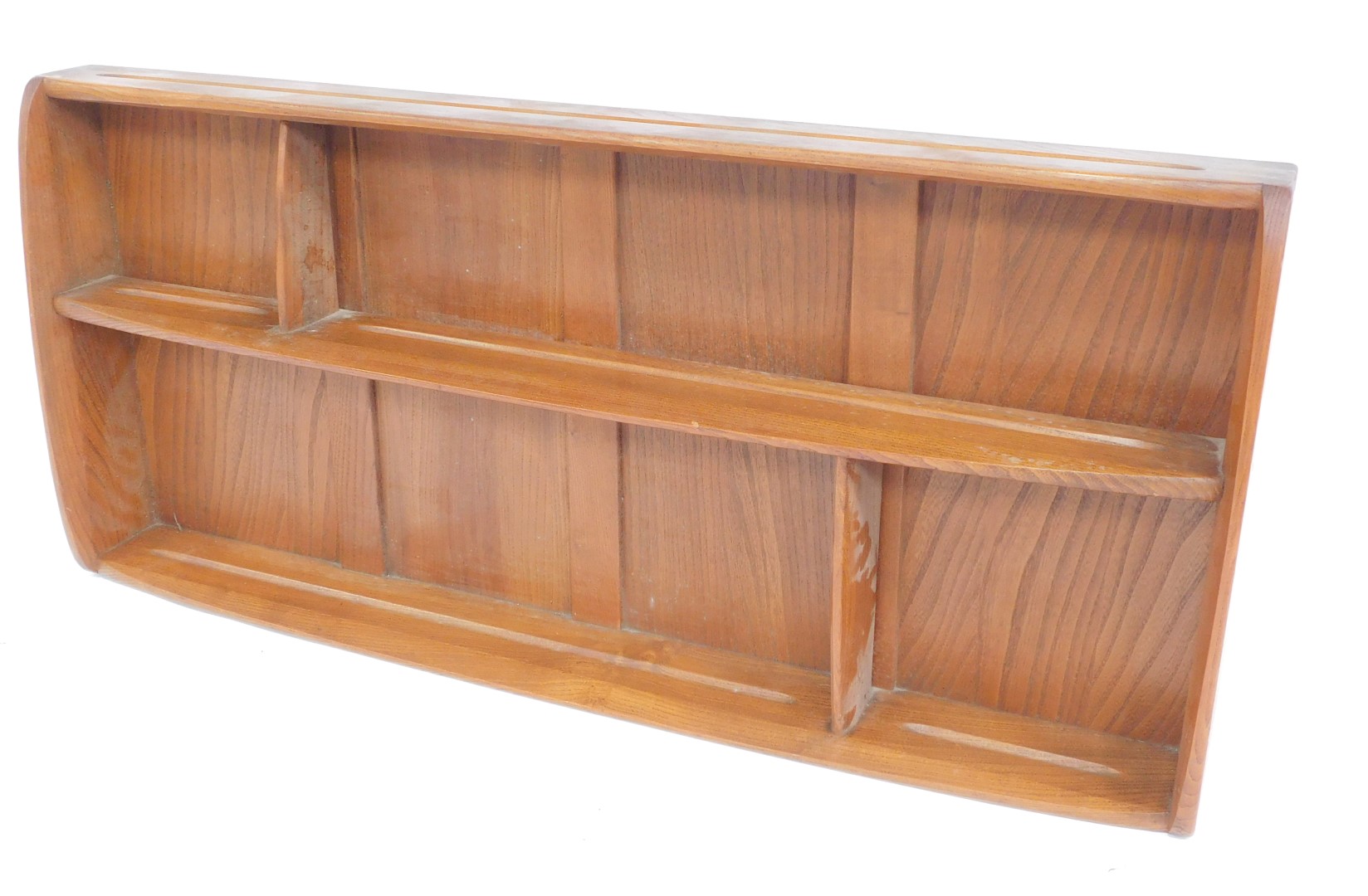 A 20thC elm hanging wall shelf, possibly Ercol, 102cm wide.