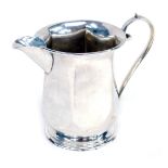 A George V silver milk jug, of plain design, Birmingham 1919, 5oz.