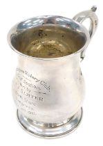 A George V silver baluster tankard, engraved dedication, London 1917, 7oz, 10cm high.