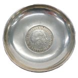 A white metal pin dish, with poinsettia for The Netherlands 10 Golden Coin dated 1978, in white met