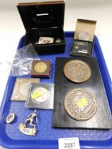 Collectors coins, medallions, Leeds United FC pin, etc. (1 tray)