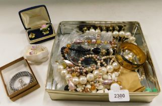 Costume jewellery and effects, cultured pearl necklace, bangle, etc. (1 tray)