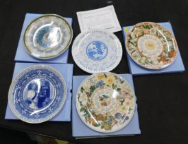 Four Wedgwood cabinet plates, and a Sheerings Millennium cabinet plate. (5)