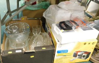 Glass, to include comprising Pyrex bowls, wine glasses, tumblers, Phillips MC175 Hi-Fi speakers, etc