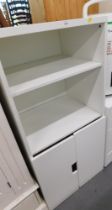 Various white finish bedroom furniture, comprising a storage unit and a five drawer chest. (2)