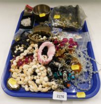 Costume jewellery and effects, Eastern storage jar, shell necklace, crystal necklaces, etc. (1 tray)