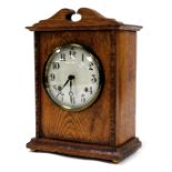 An Edwardian oak cased mantel clock, circular enamel dial bearing Arabic numerals, eight day America