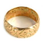 A 9ct gold wedding band, floral engraved, 3.8g.