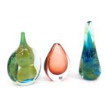 A group of glassware, comprising a Mdina obelisk glass paperweight, indistinctly signed, 20cm high,