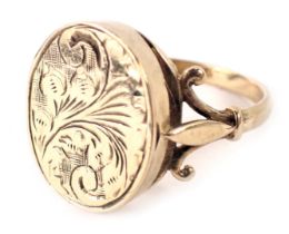 A 9ct gold snuff taking ring, the oval locket ring head with floral design, with V splayed shoulders