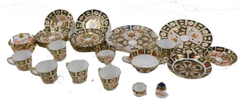 A Royal Crown Derby Imari pattern composite part tea service, to include cups, saucers, side plates,