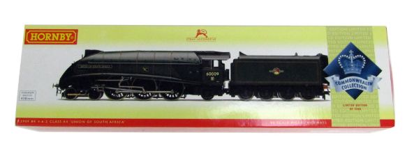 A Hornby OO gauge BR 4-6-2 Class A4 locomotive, 60009, Union of South Africa, green livery, R2909, b