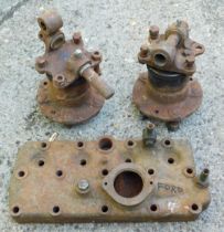 A Ford cylinder head, together with two wheel hubs. (3)