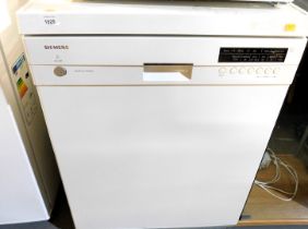 A Siemens Auto 3 in 1 dishwasher.. This lot is to view and collect at our additional premises SALERO