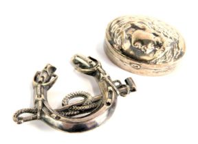 Two silver trinkets, comprising a silver horseshoe and riding whip brooch, 5cm wide, and a white met