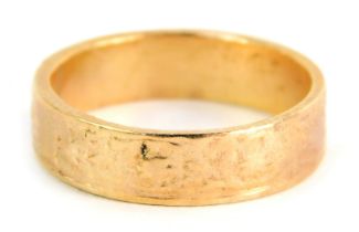 A 9ct gold wedding band, of hammered bark design, ring size S½, 5.2g all in.