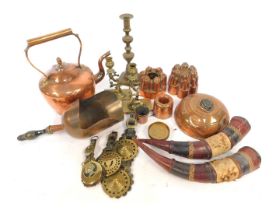 Copper and brass wares, comprising two copper horns, copper coal scuttle, two copper jelly moulds, a