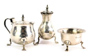 A George V silver matched three piece cruet set, comprising salt, pepper and tureen, with blue glass