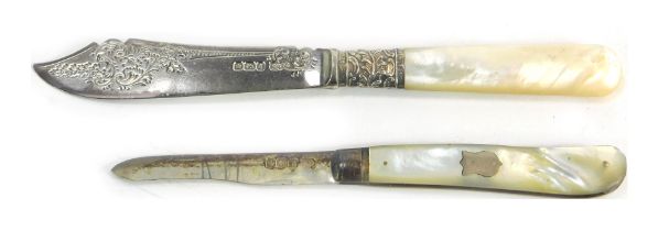 A George V silver and mother of pearl handled fruit knife, Sheffield 1919, 14cm long, together with