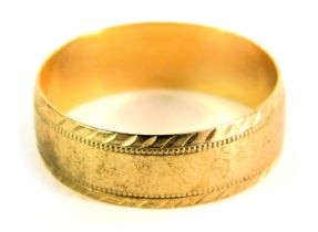 A 9ct gold wedding band, with hammered outer border, ring size Q½, 2.6g all in.